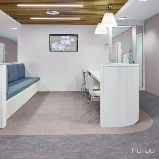 Room scene with Marmoleum Real flooring in Arabesque and Fresco in Lilac